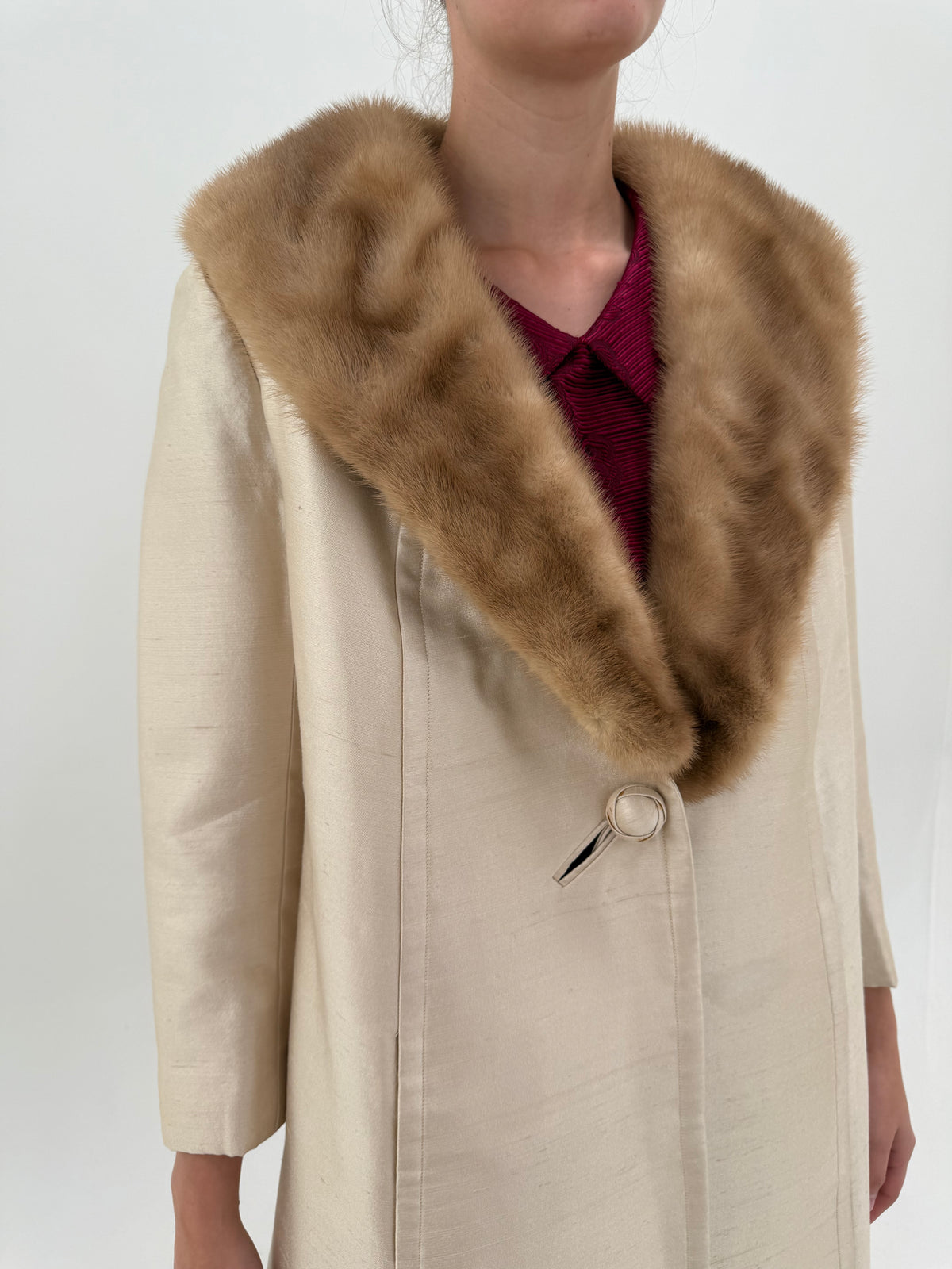 Palton old vintage Opera Coat anii 50 din mătase naturală cu guler somptuos din nurcă și interior matlasat