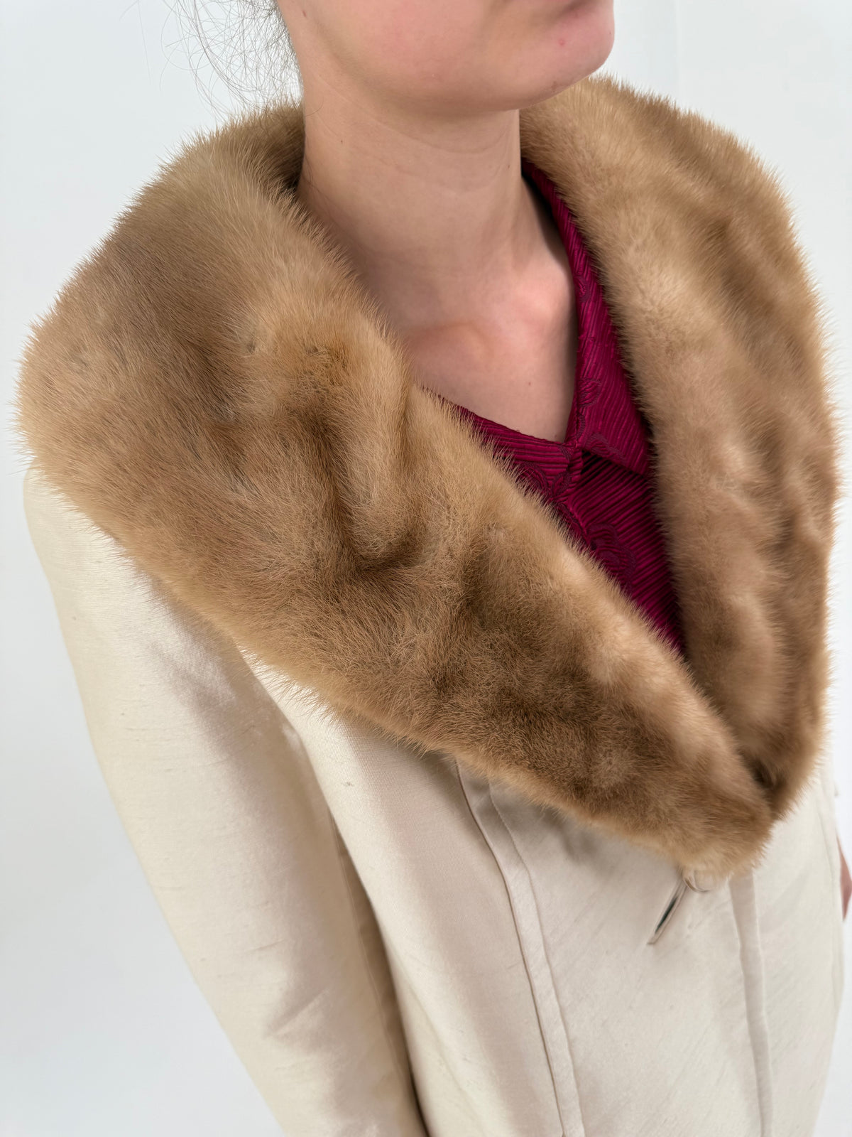 Palton old vintage Opera Coat anii 50 din mătase naturală cu guler somptuos din nurcă și interior matlasat
