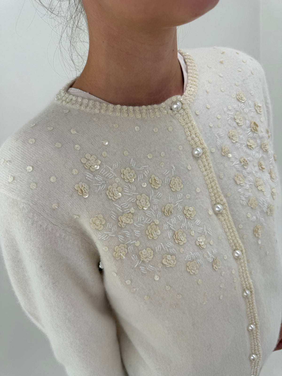 Jacheta / cardigan vintage bijuterie cu aplicații manuale delicate din lana și Angora