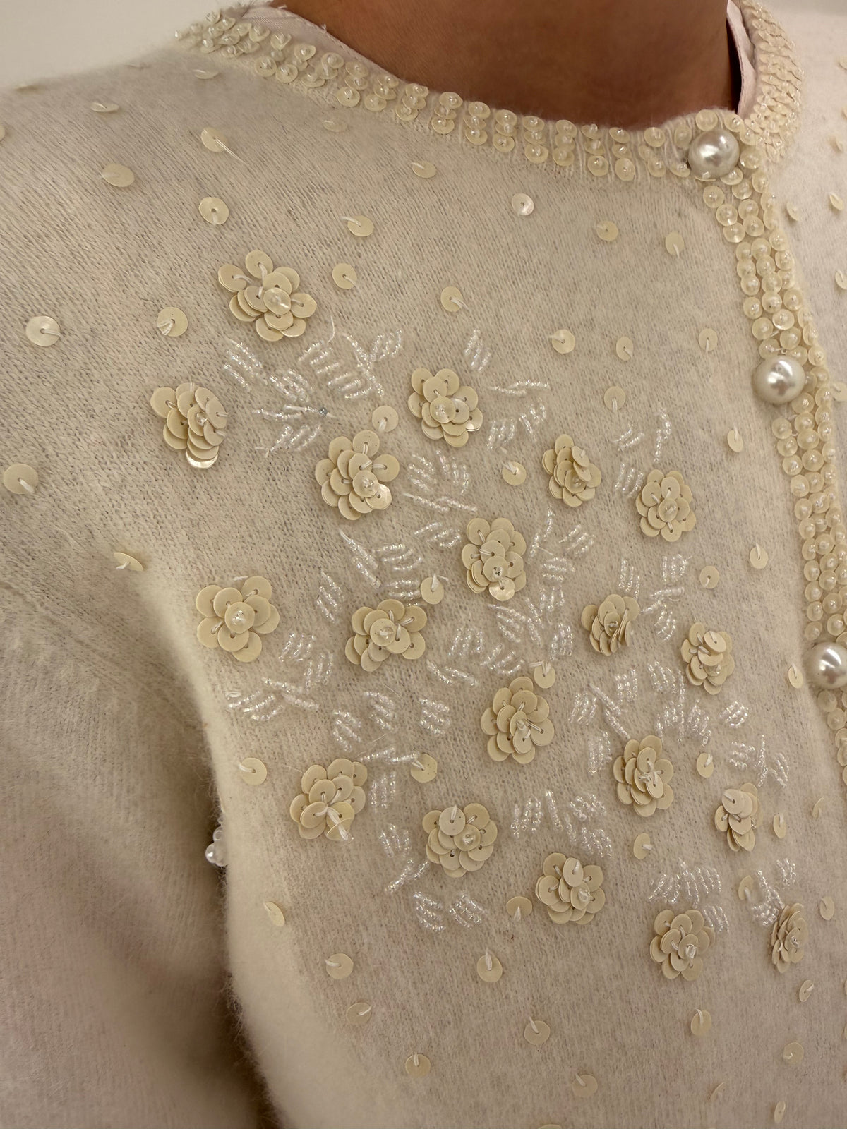 Jacheta / cardigan vintage bijuterie cu aplicații manuale delicate din lana și Angora
