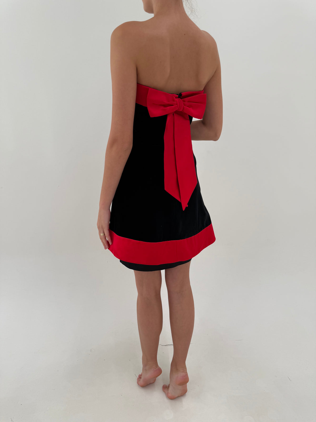 Rochie Escada vintage din catifea cu inserții satinate roșii și corset cu funda