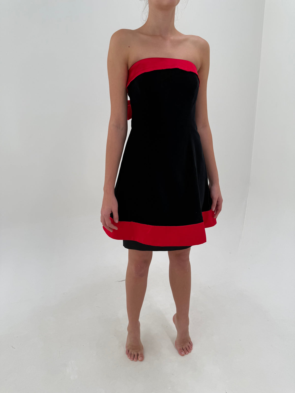 Rochie Escada vintage din catifea cu inserții satinate roșii și corset cu funda