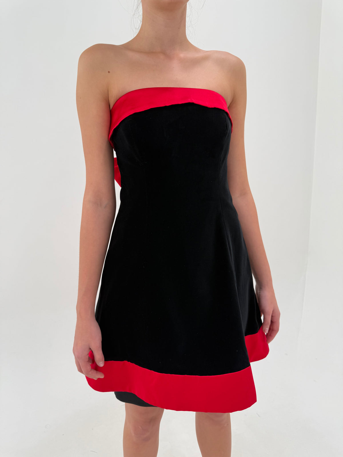 Rochie Escada vintage din catifea cu inserții satinate roșii și corset cu funda
