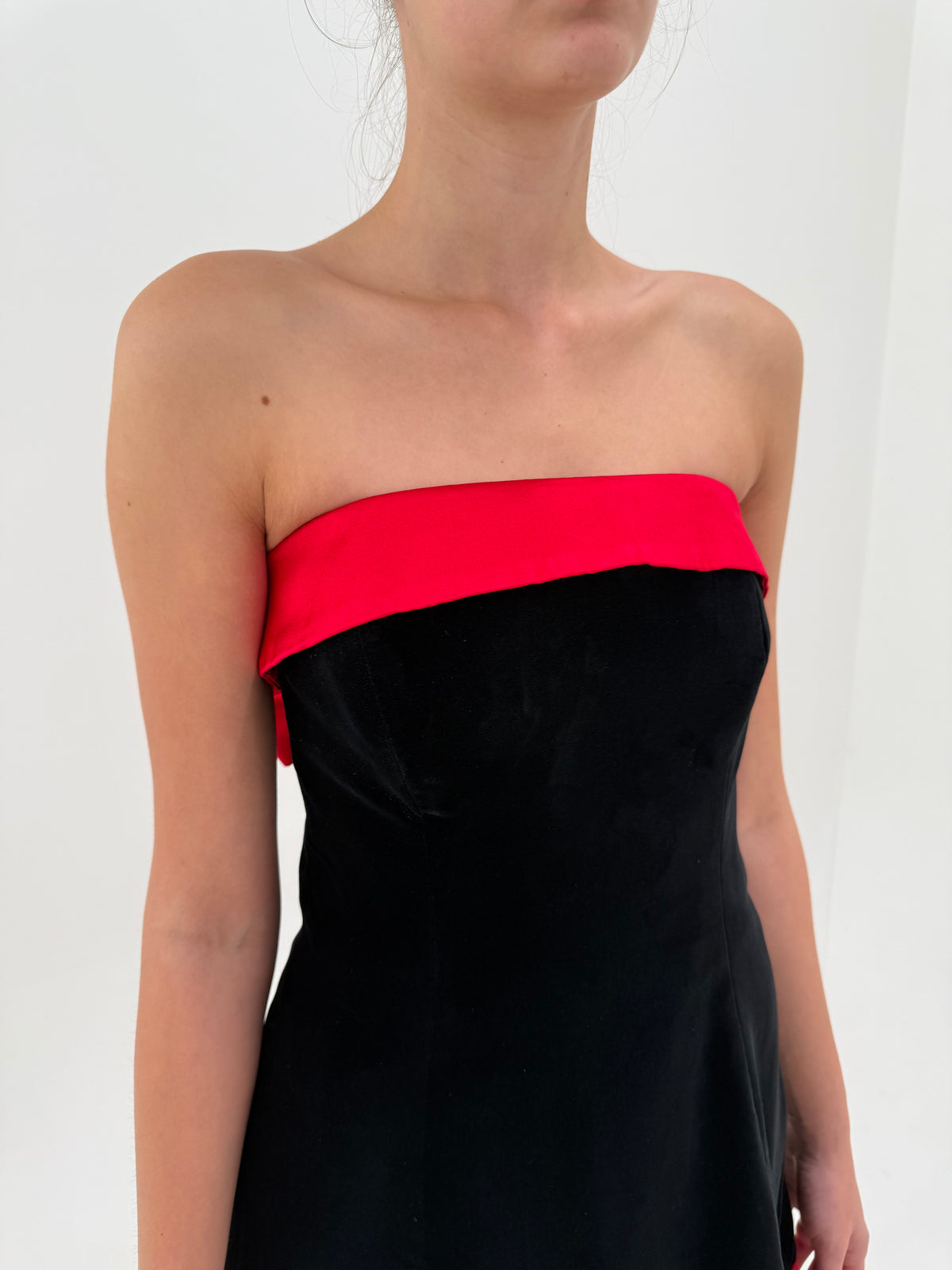 Rochie Escada vintage din catifea cu inserții satinate roșii și corset cu funda