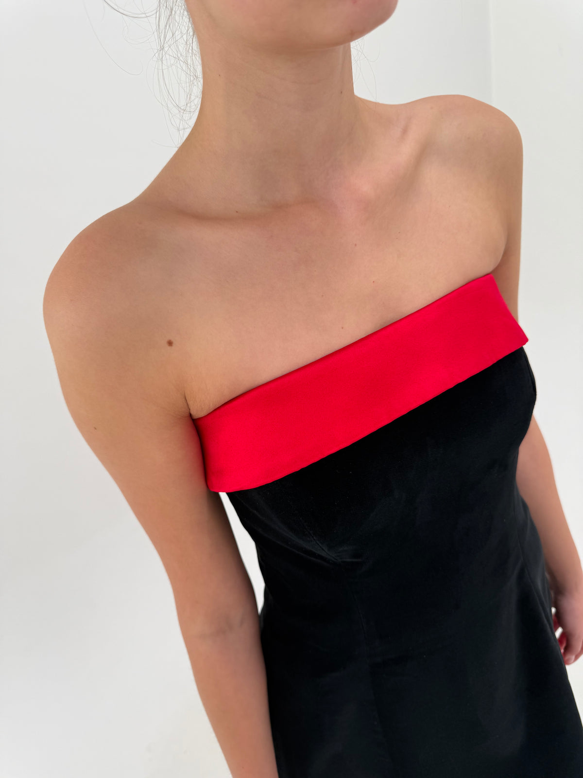 Rochie Escada vintage din catifea cu inserții satinate roșii și corset cu funda