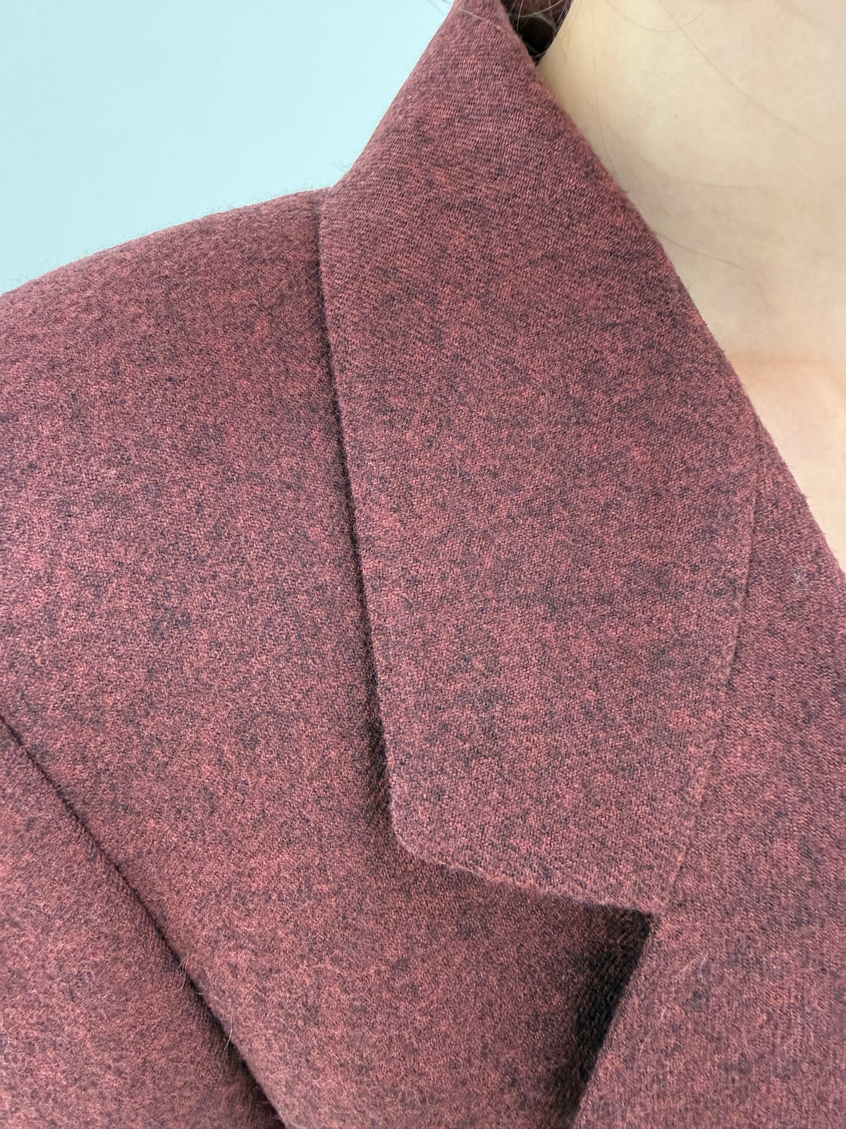 Sacou din tweed fin de lana dusty burgundy cu închidere dublă și revere late