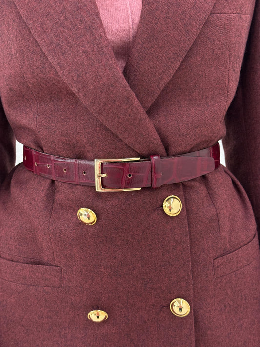 Curea burgundy din piele naturală ștanțată crock cu feronerie aurie