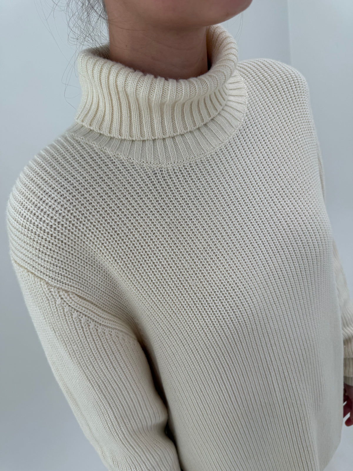 Maleta tall Joop din lana extrafina groasă ribbed butter white în croi lung spre rochie