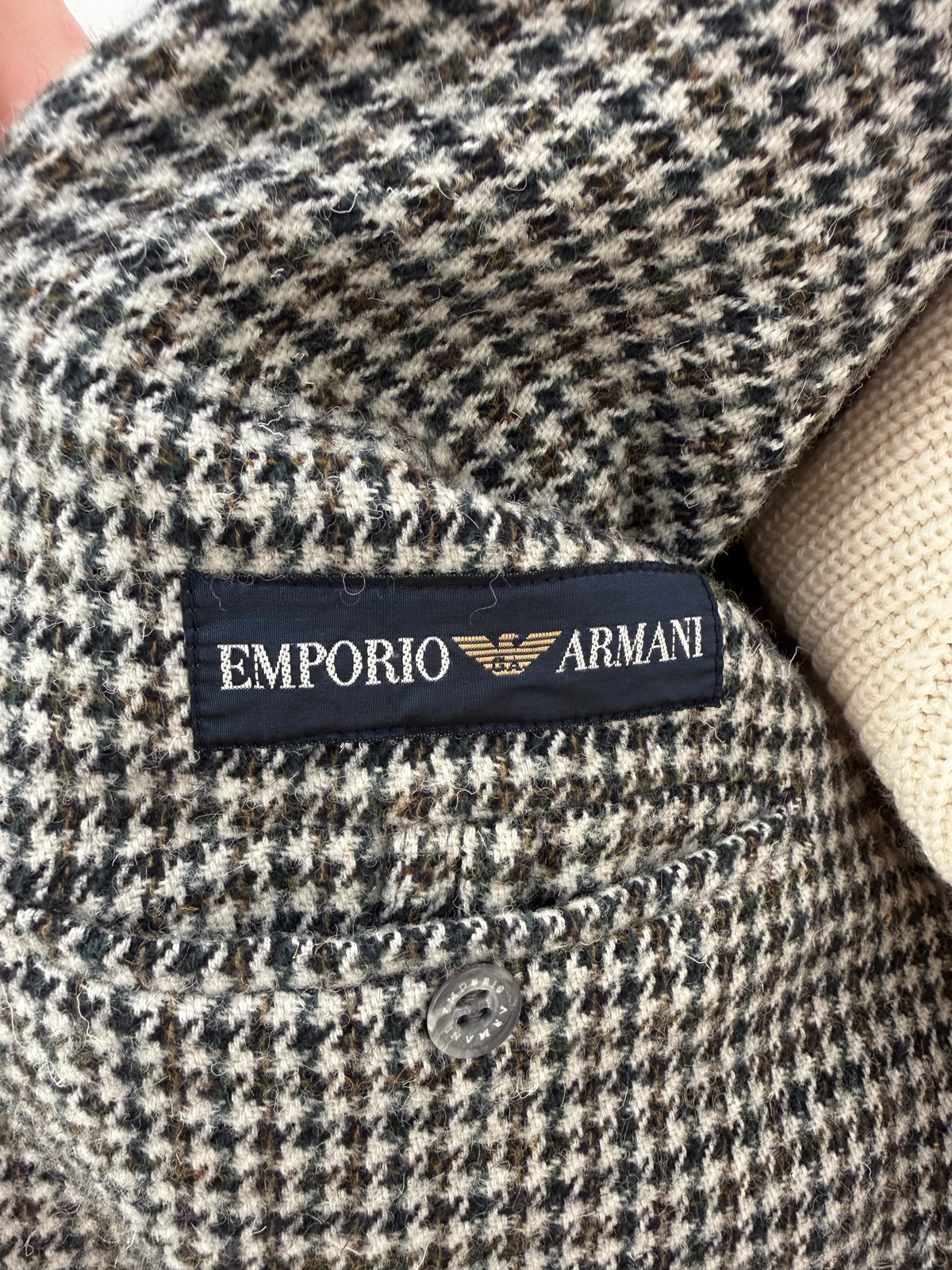 Sacou Emporio Armani di. Tweed gros de lana în culori neutre pe ivoire pied de coq