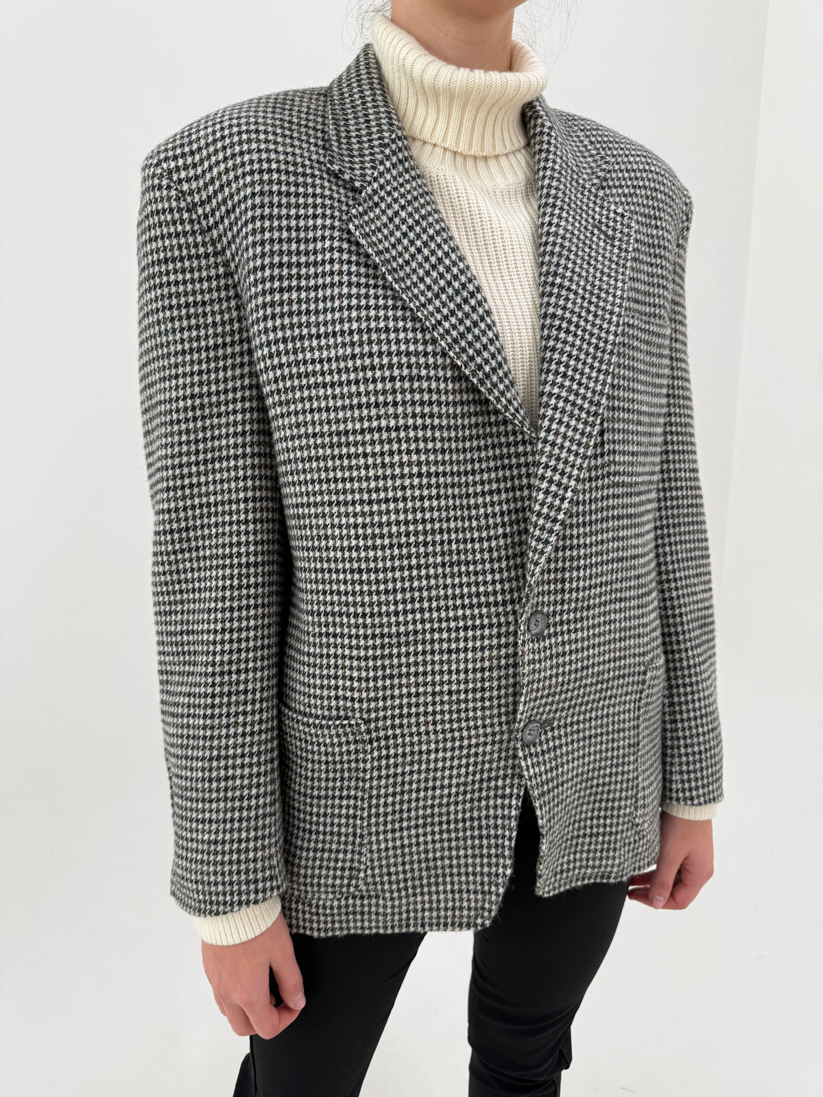Sacou Emporio Armani di. Tweed gros de lana în culori neutre pe ivoire pied de coq