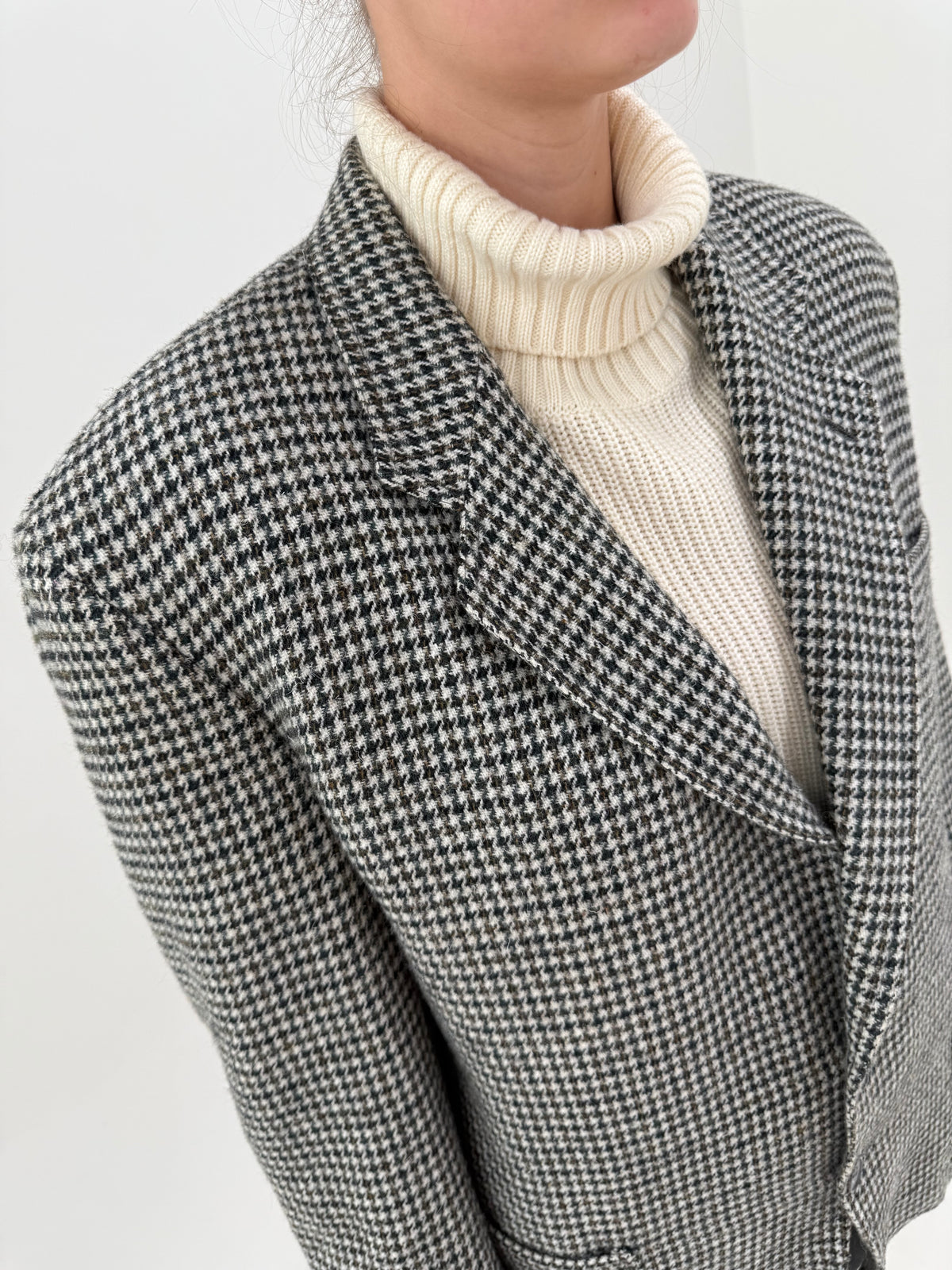 Sacou Emporio Armani di. Tweed gros de lana în culori neutre pe ivoire pied de coq