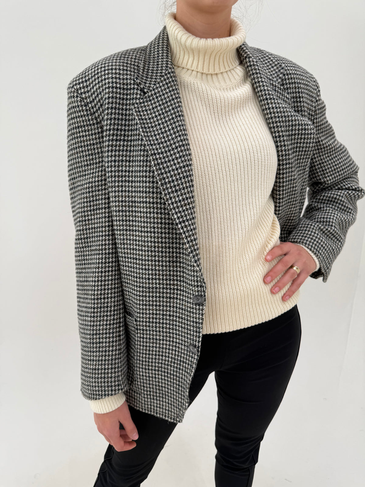 Sacou Emporio Armani di. Tweed gros de lana în culori neutre pe ivoire pied de coq