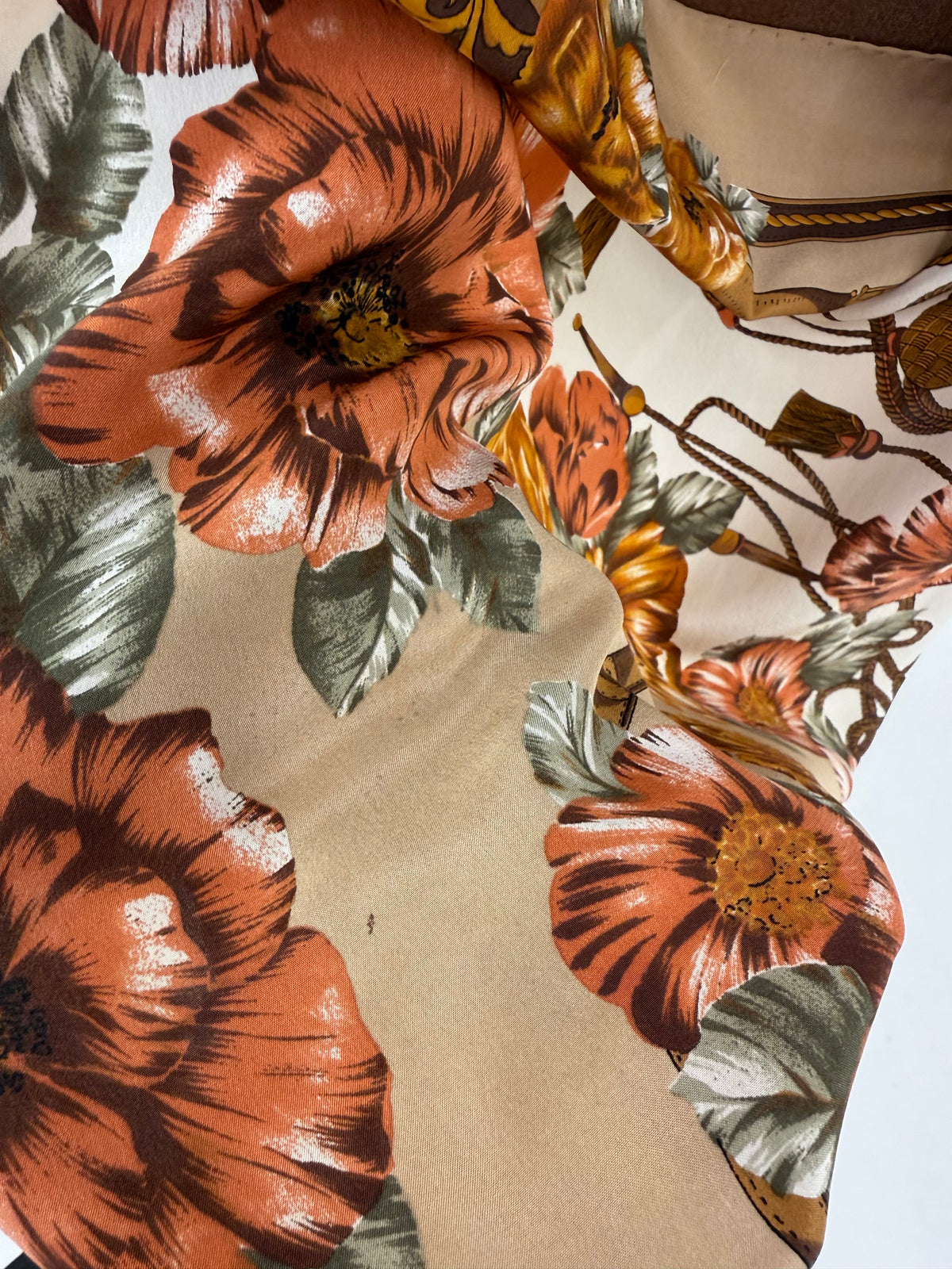Eșarfă XL din mătase naturală cu print baroc floral în nuanțe superbe
