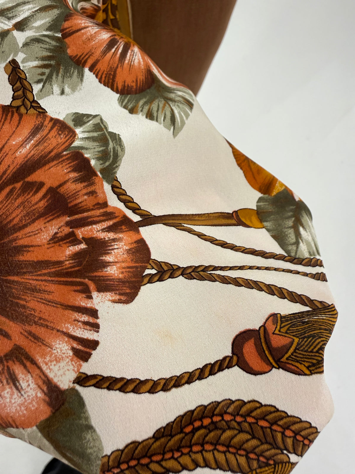 Eșarfă XL din mătase naturală cu print baroc floral în nuanțe superbe