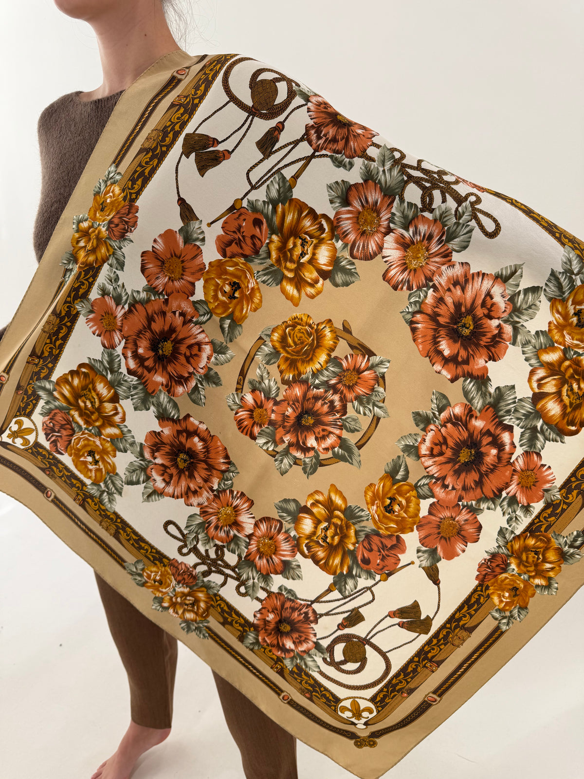 Eșarfă XL din mătase naturală cu print baroc floral în nuanțe superbe