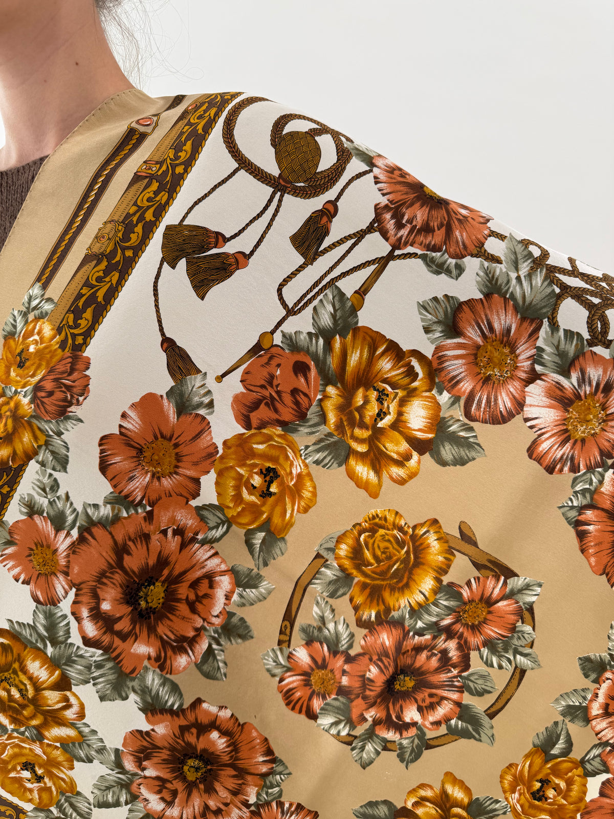 Eșarfă XL din mătase naturală cu print baroc floral în nuanțe superbe