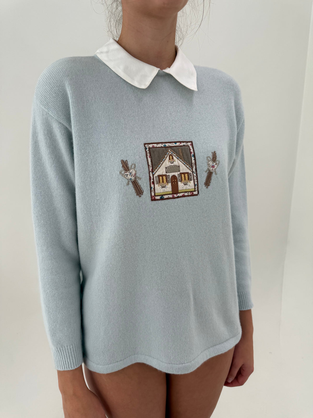 Pulover vintage baby blue cu guleraș detașabil din lana plină extrafina și broderie