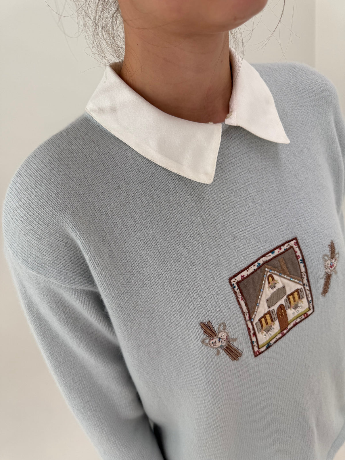 Pulover vintage baby blue cu guleraș detașabil din lana plină extrafina și broderie