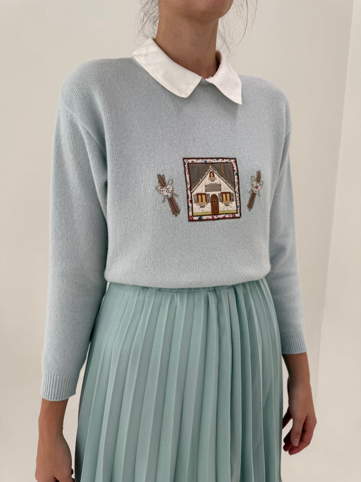Pulover vintage baby blue cu guleraș detașabil din lana plină extrafina și broderie