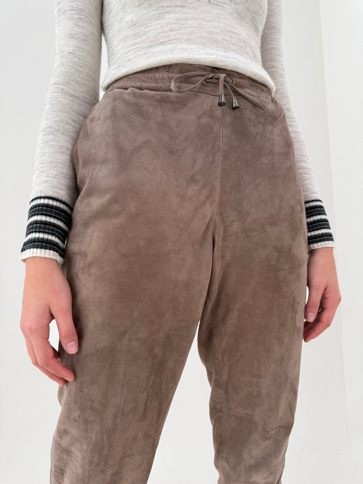 Pantaloni taupe din piele naturală întoarsă extrem de moale cu talie elastică