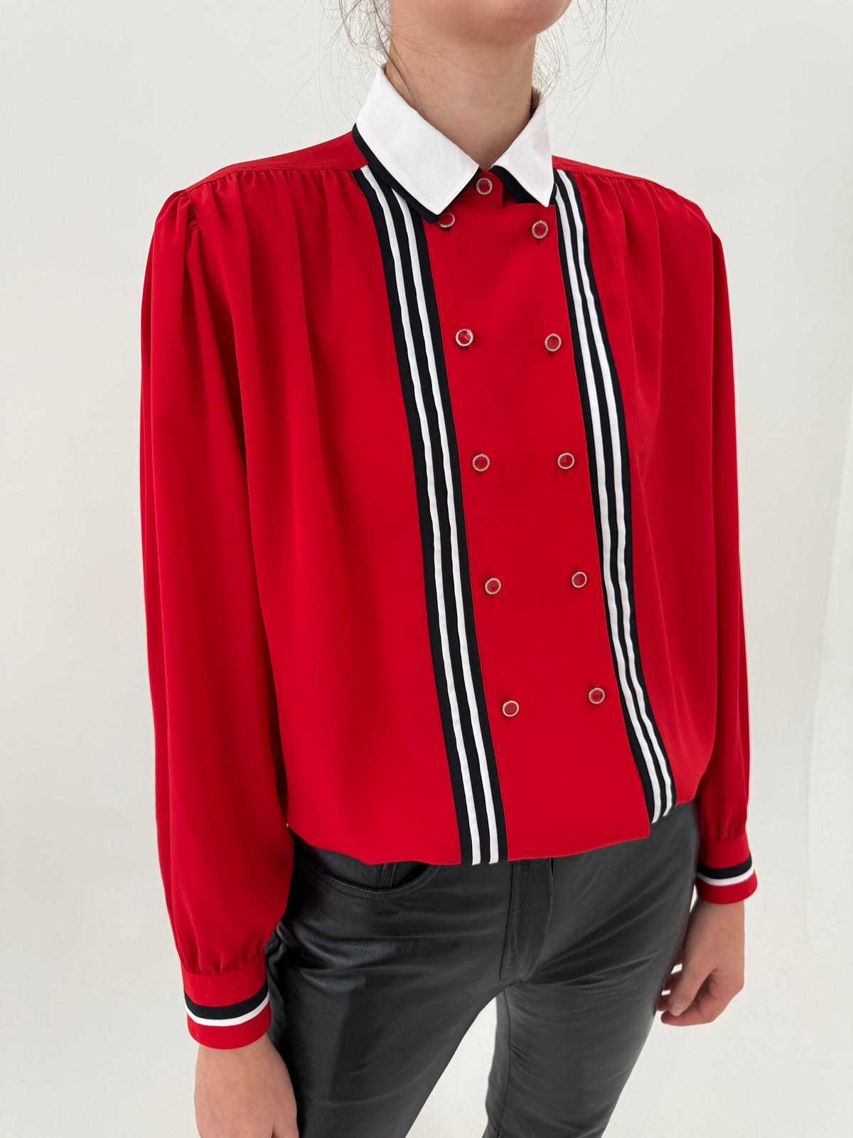 Cămașa vintage cherry red cu bust drapat și rever contrastant