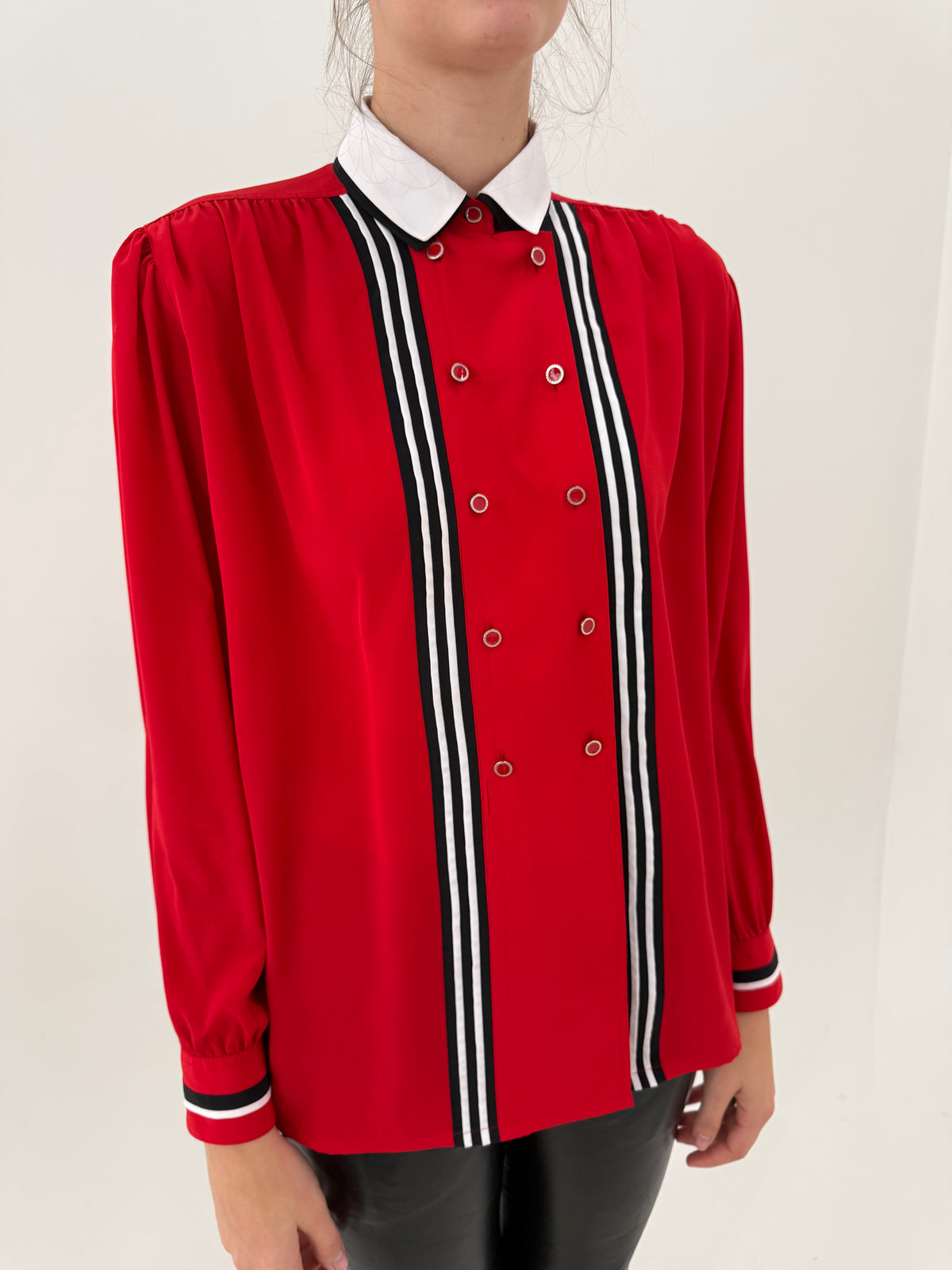 Cămașa vintage cherry red cu bust drapat și rever contrastant