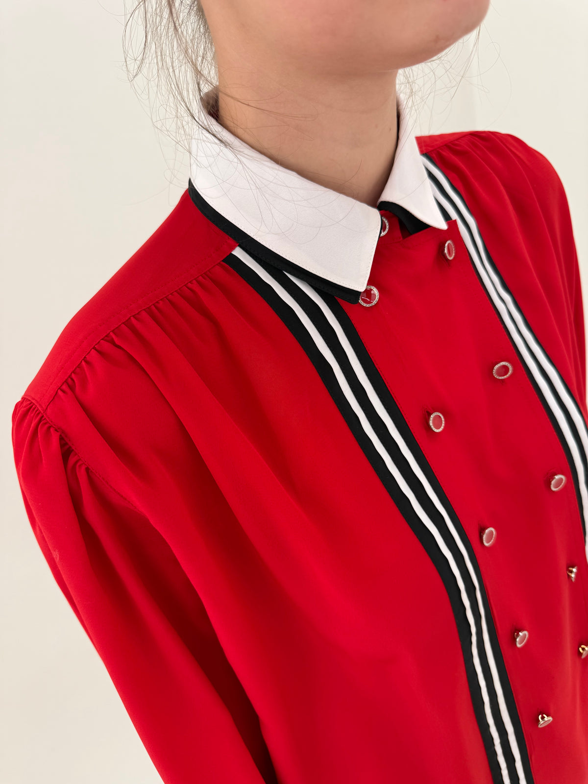 Cămașa vintage cherry red cu bust drapat și rever contrastant