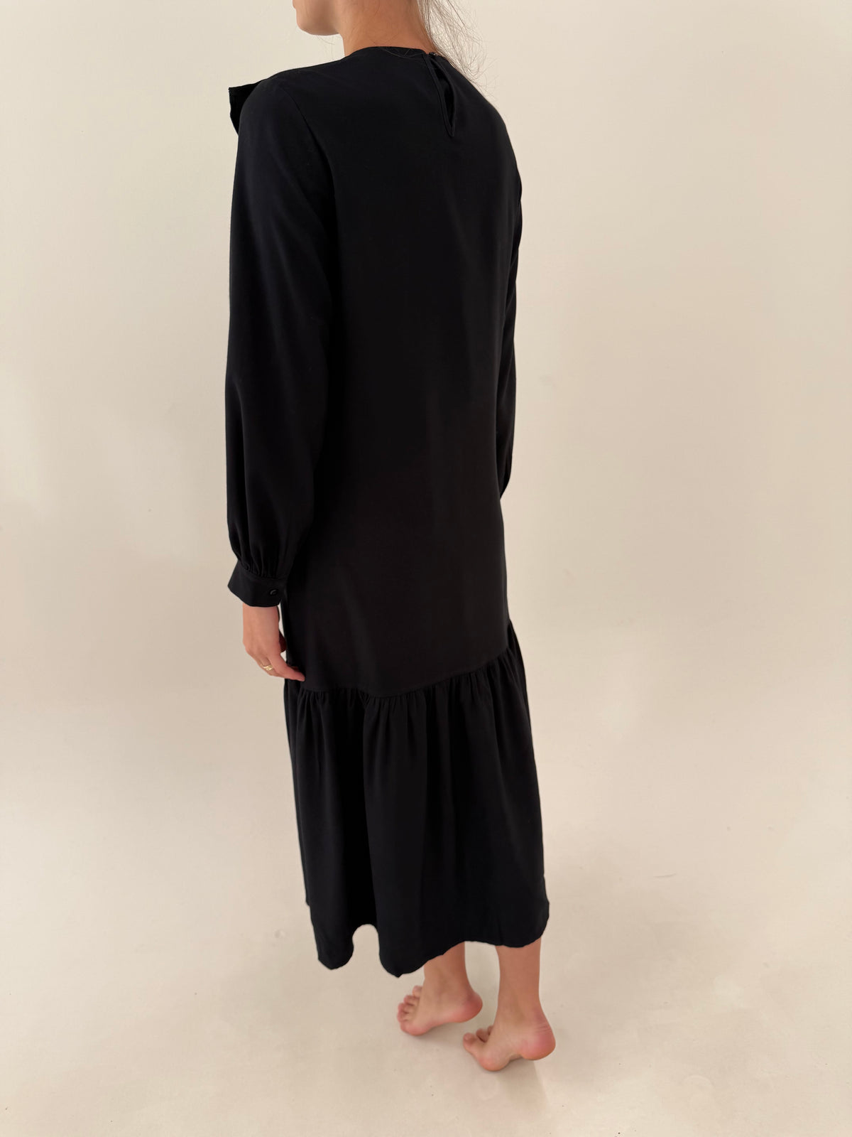 LBD maxi din twill gros de bumbac ca un jeans cu volane și mâneci ample cu manșete îngustate