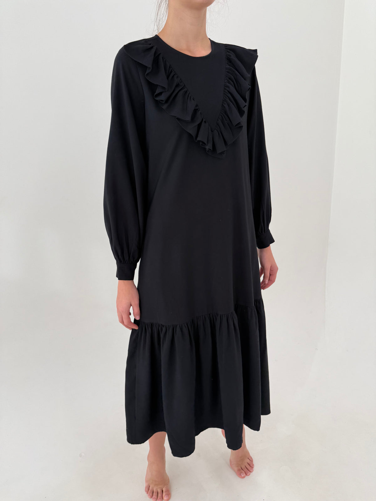LBD maxi din twill gros de bumbac ca un jeans cu volane și mâneci ample cu manșete îngustate