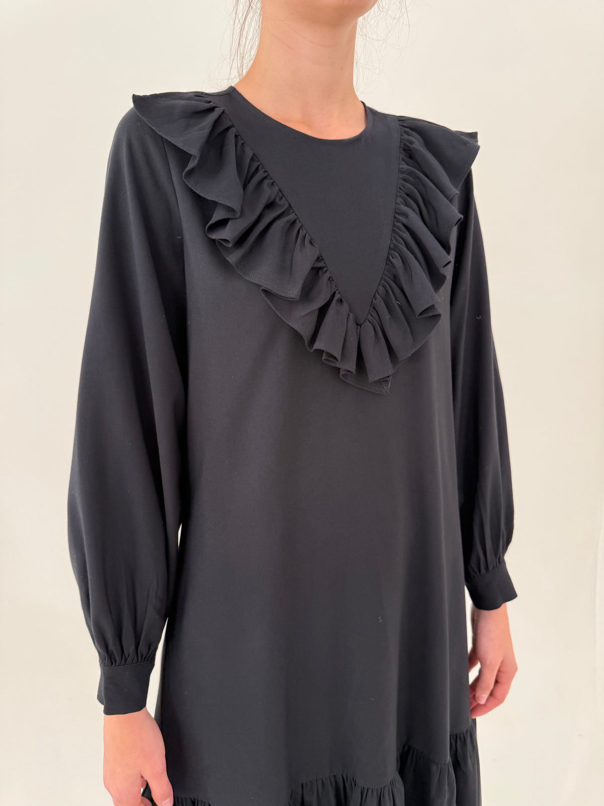 LBD maxi din twill gros de bumbac ca un jeans cu volane și mâneci ample cu manșete îngustate