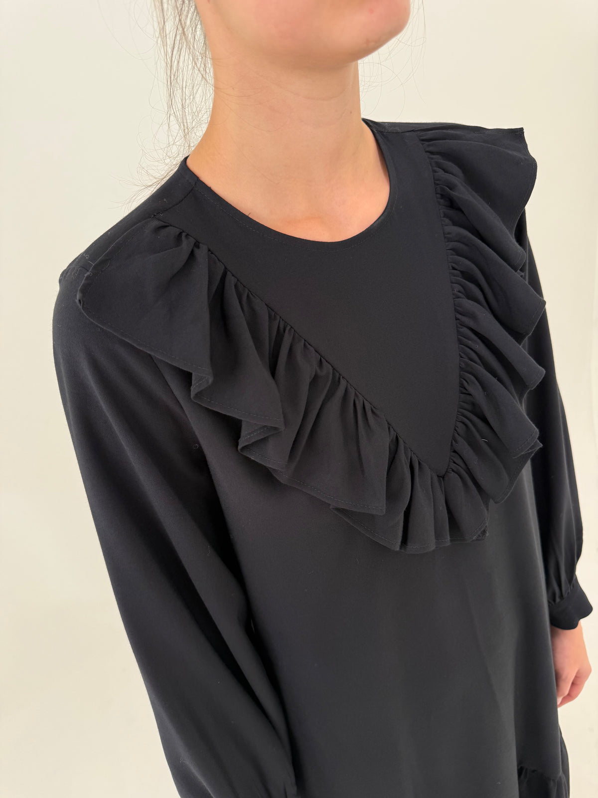 LBD maxi din twill gros de bumbac ca un jeans cu volane și mâneci ample cu manșete îngustate