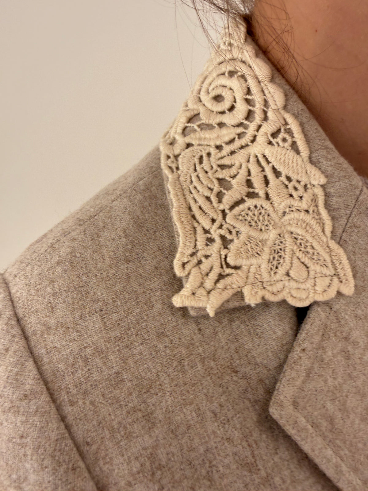 Sacou vintage excepțional din stofă melanj camel plină de lana cu dantelă macrame