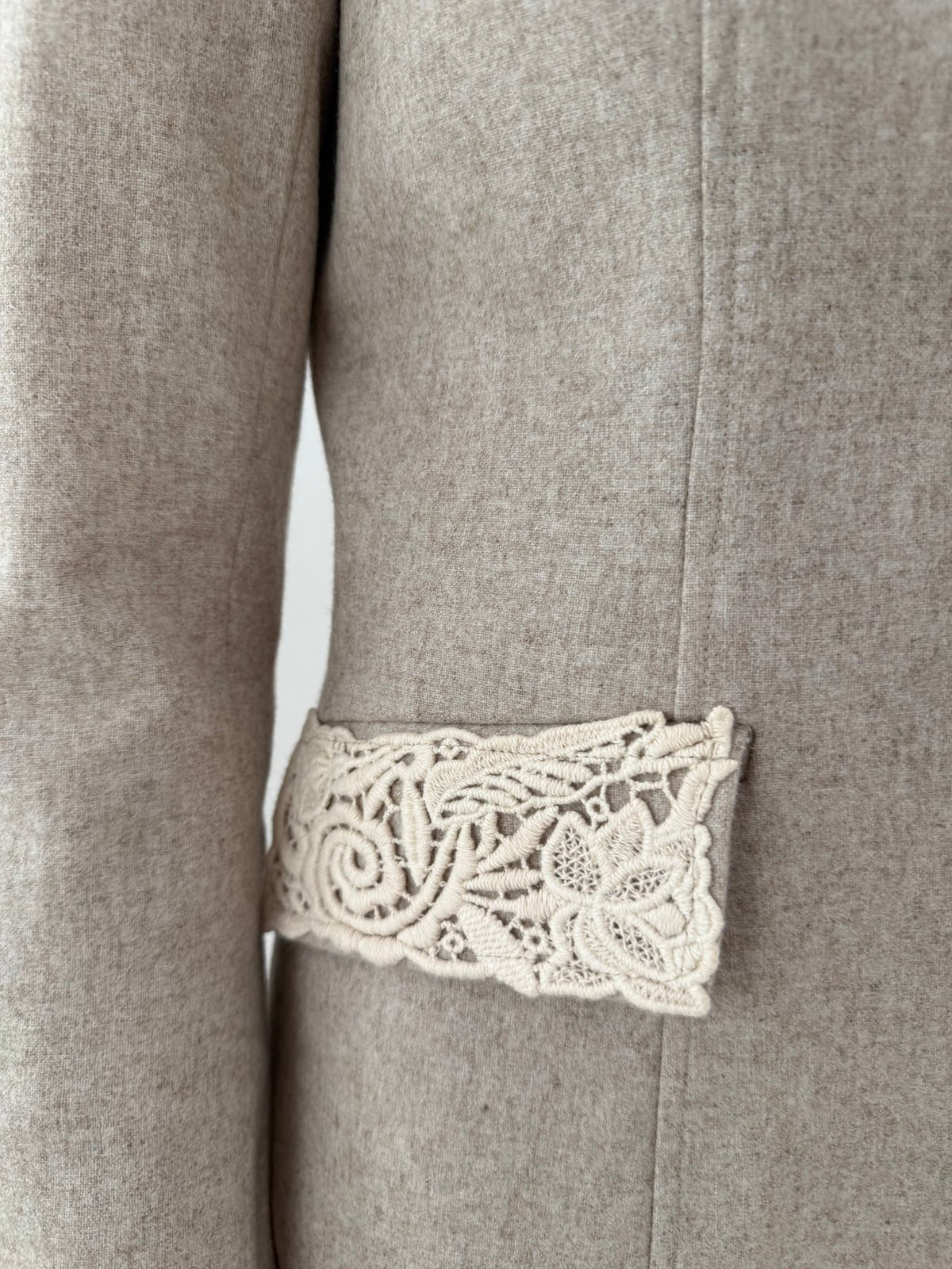 Sacou vintage excepțional din stofă melanj camel plină de lana cu dantelă macrame