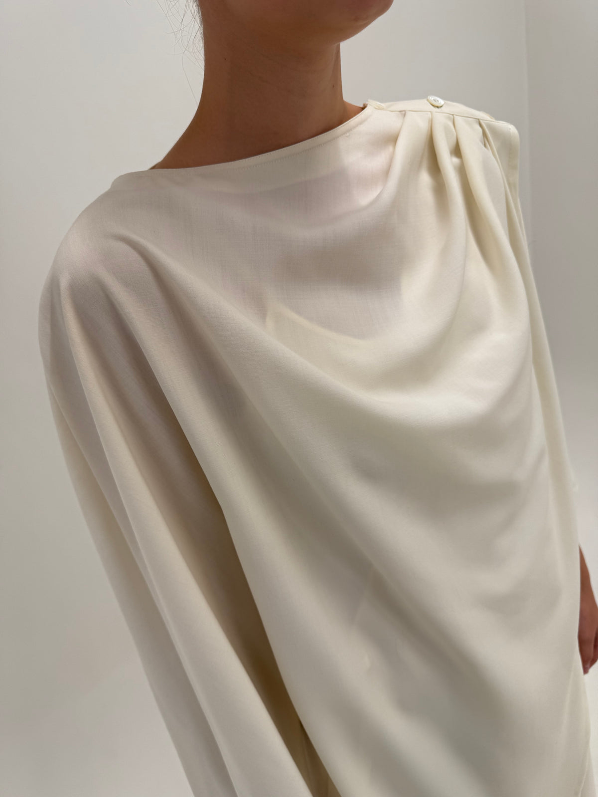 Rochie Max Mara în croi petrecut din stofita de lana extrafina excepțională drapată