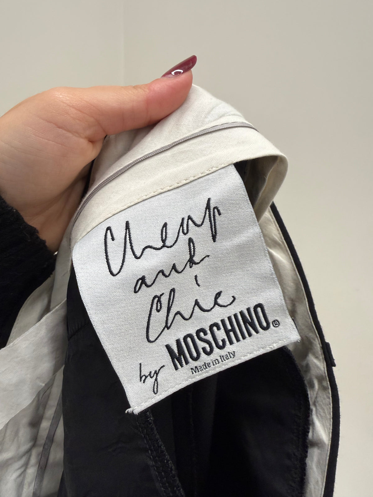 Pantaloni Moschino negri petite  din lana extrafina cu talie înaltă și buzunare