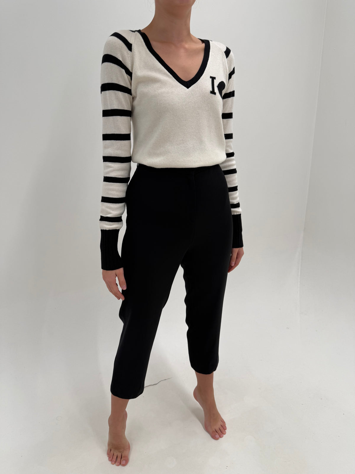 Pantaloni Moschino negri petite  din lana extrafina cu talie înaltă și buzunare