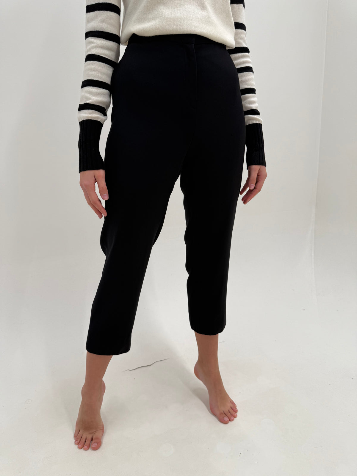 Pantaloni Moschino negri petite  din lana extrafina cu talie înaltă și buzunare
