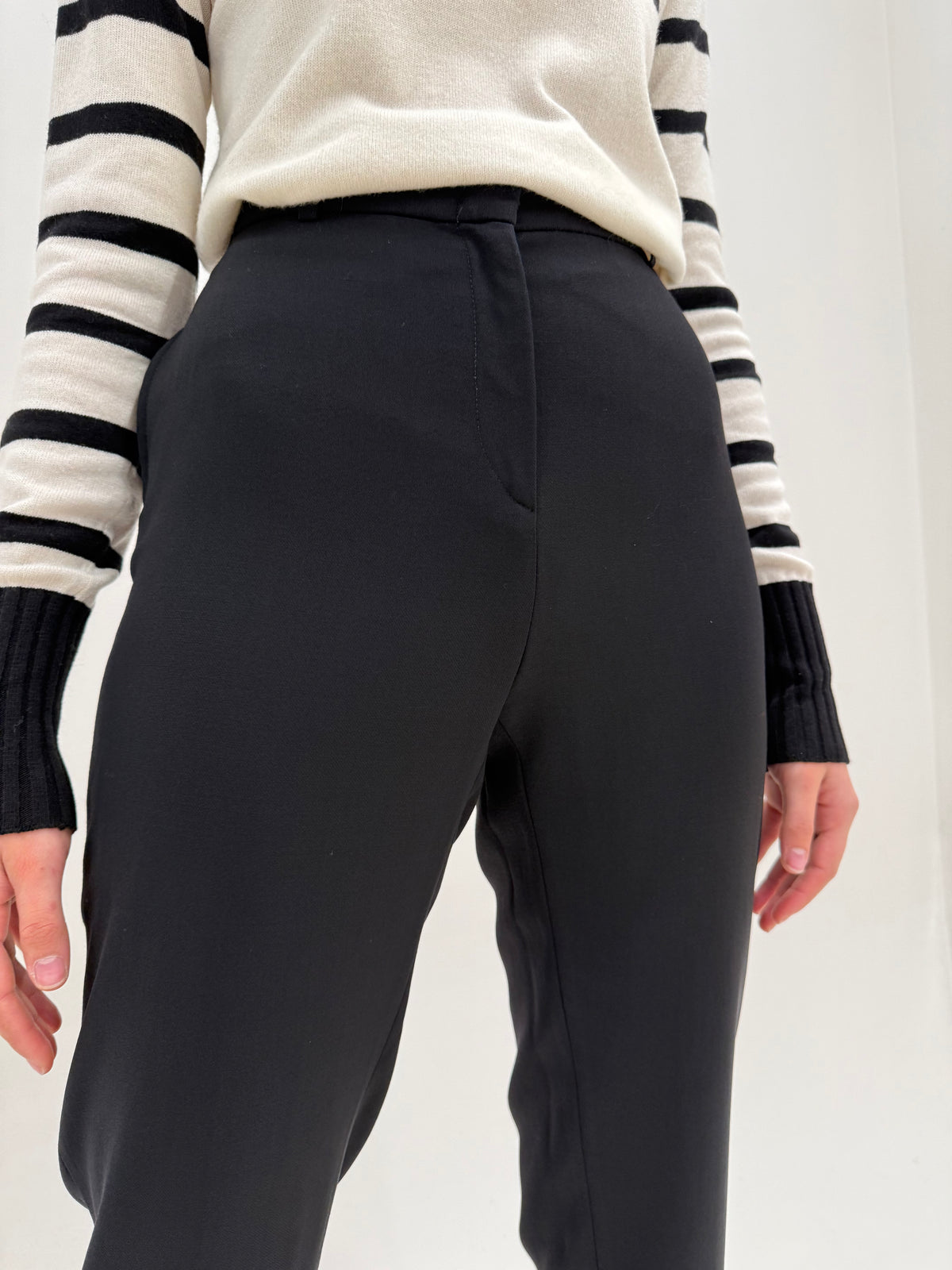 Pantaloni Moschino negri petite  din lana extrafina cu talie înaltă și buzunare