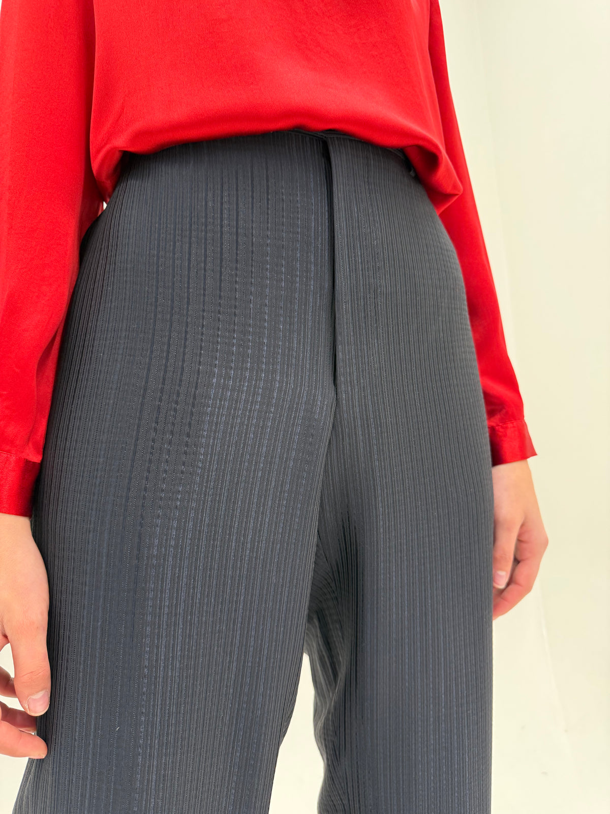 Costum negru de brand luxury Pal Zileri din stofă de lana și mătase naturală texturat cu dungi