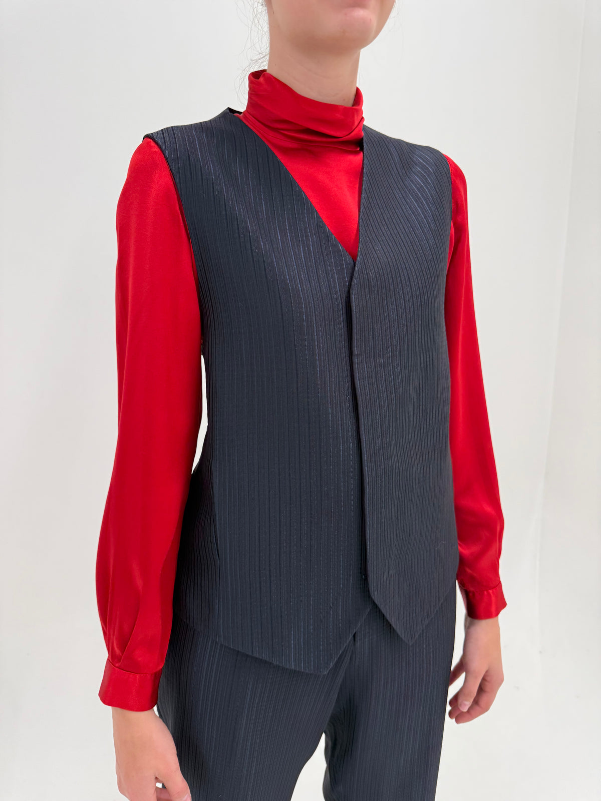 Costum negru de brand luxury Pal Zileri din stofă de lana și mătase naturală texturat cu dungi