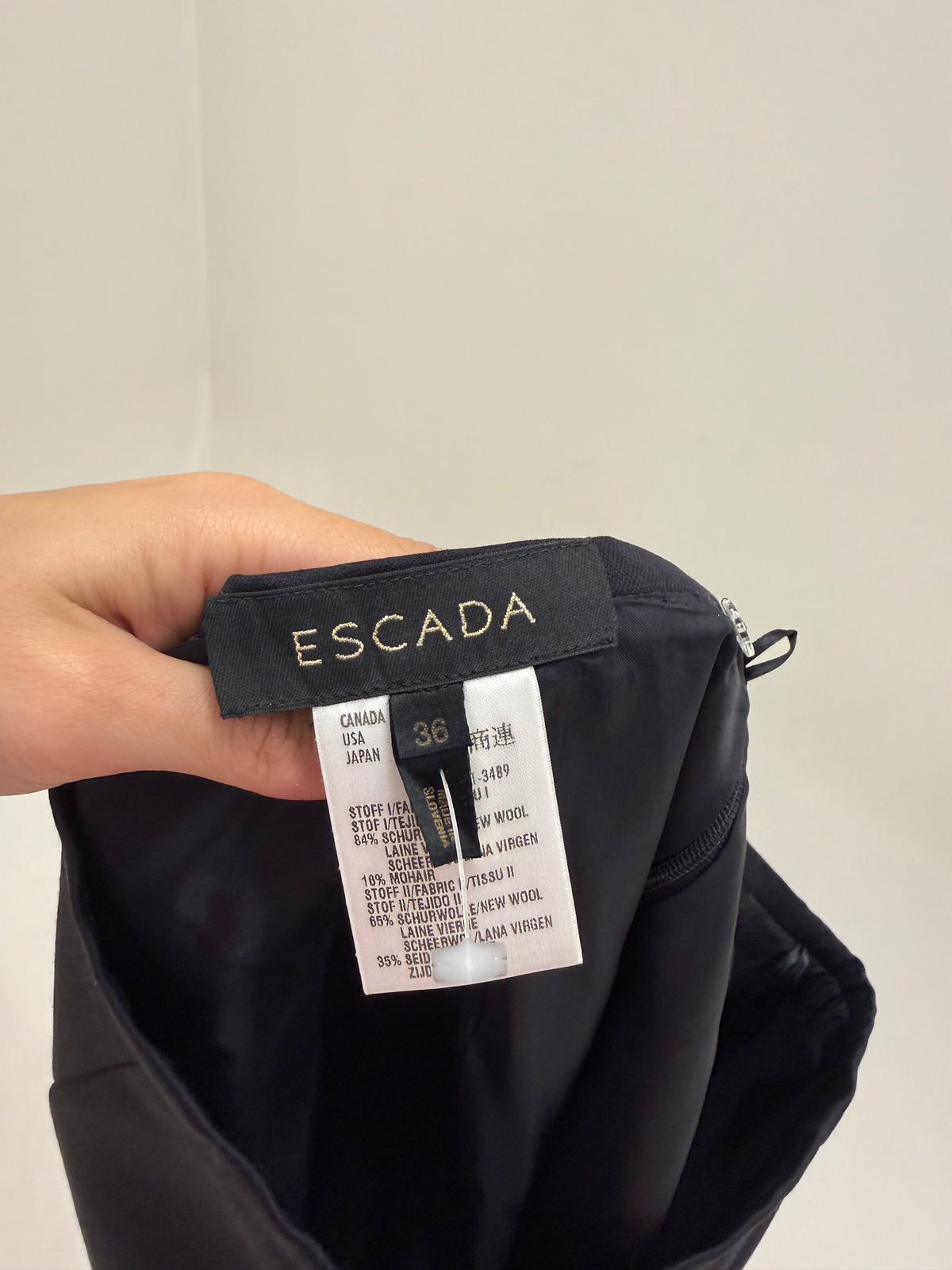 Fustă creion Escada de la zi la seară din stofă de lana și mătase naturală ușor lucioasă