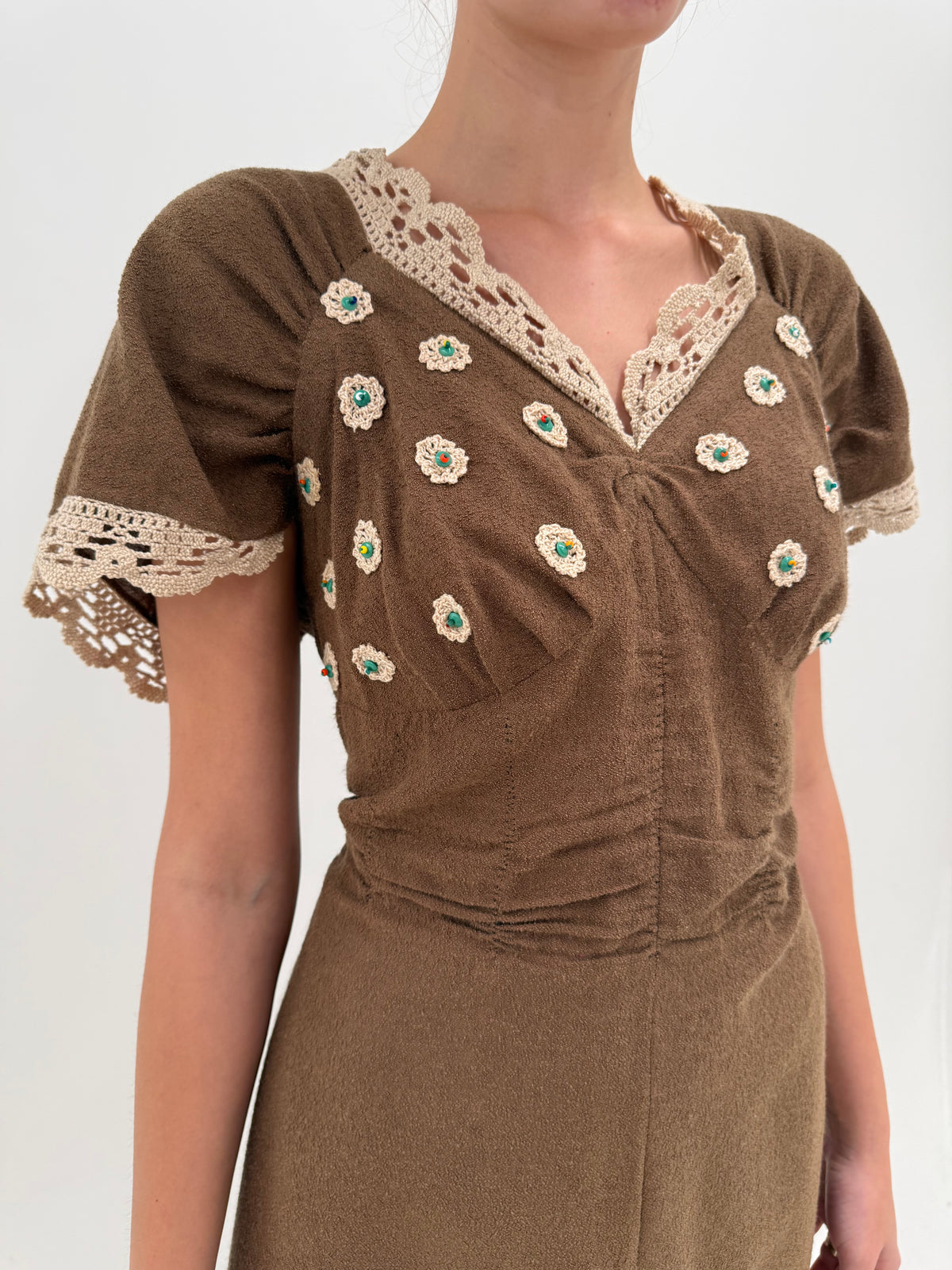 Rochie taupe brown old vintage anii 70 din lana buclata extrafina cu macrame lucrat manual