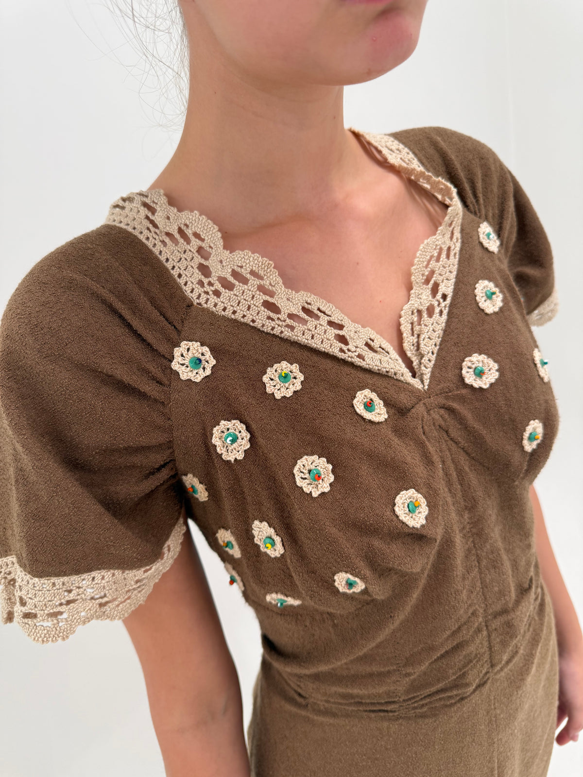 Rochie taupe brown old vintage anii 70 din lana buclata extrafina cu macrame lucrat manual