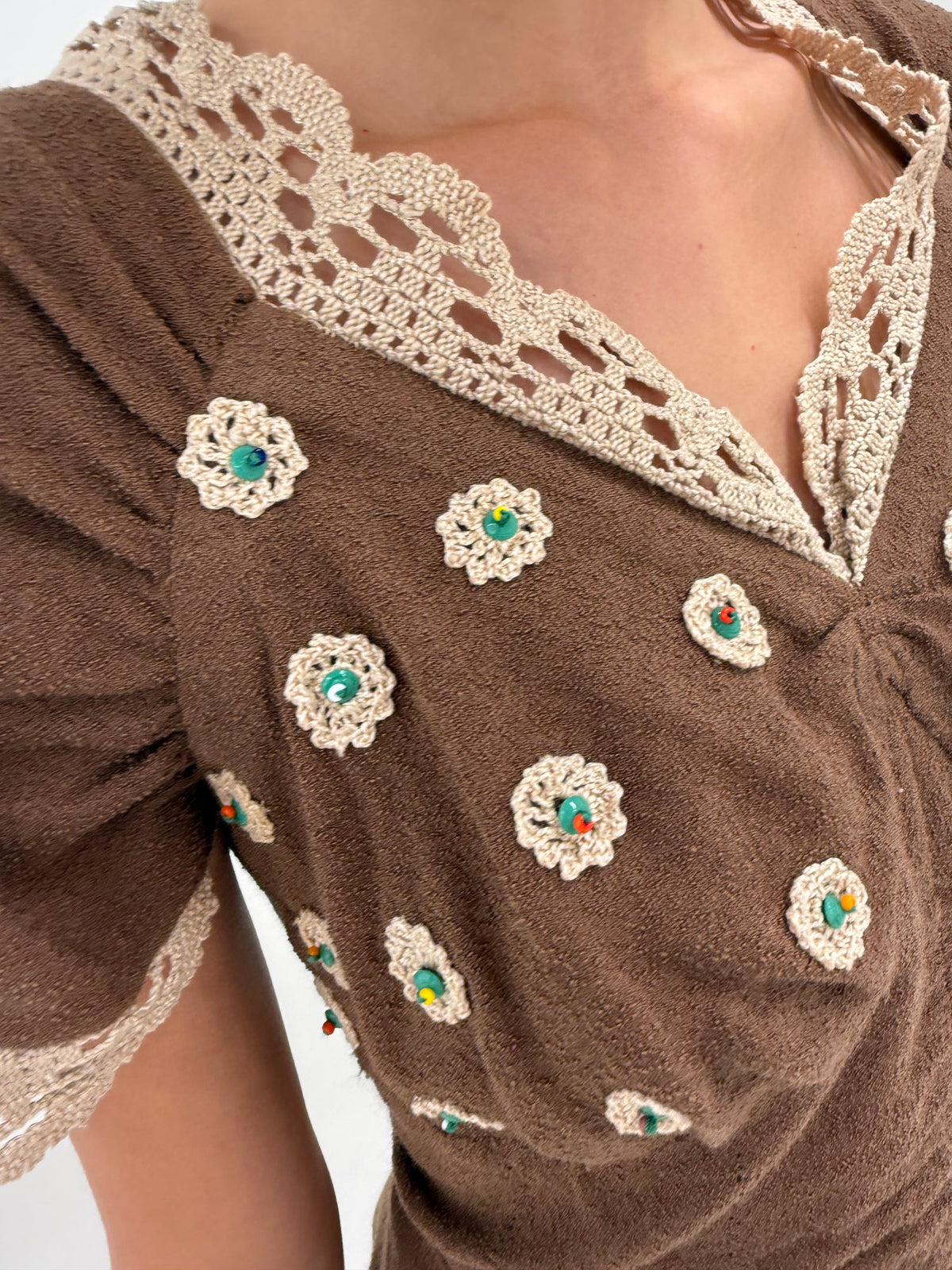 Rochie taupe brown old vintage anii 70 din lana buclata extrafina cu macrame lucrat manual