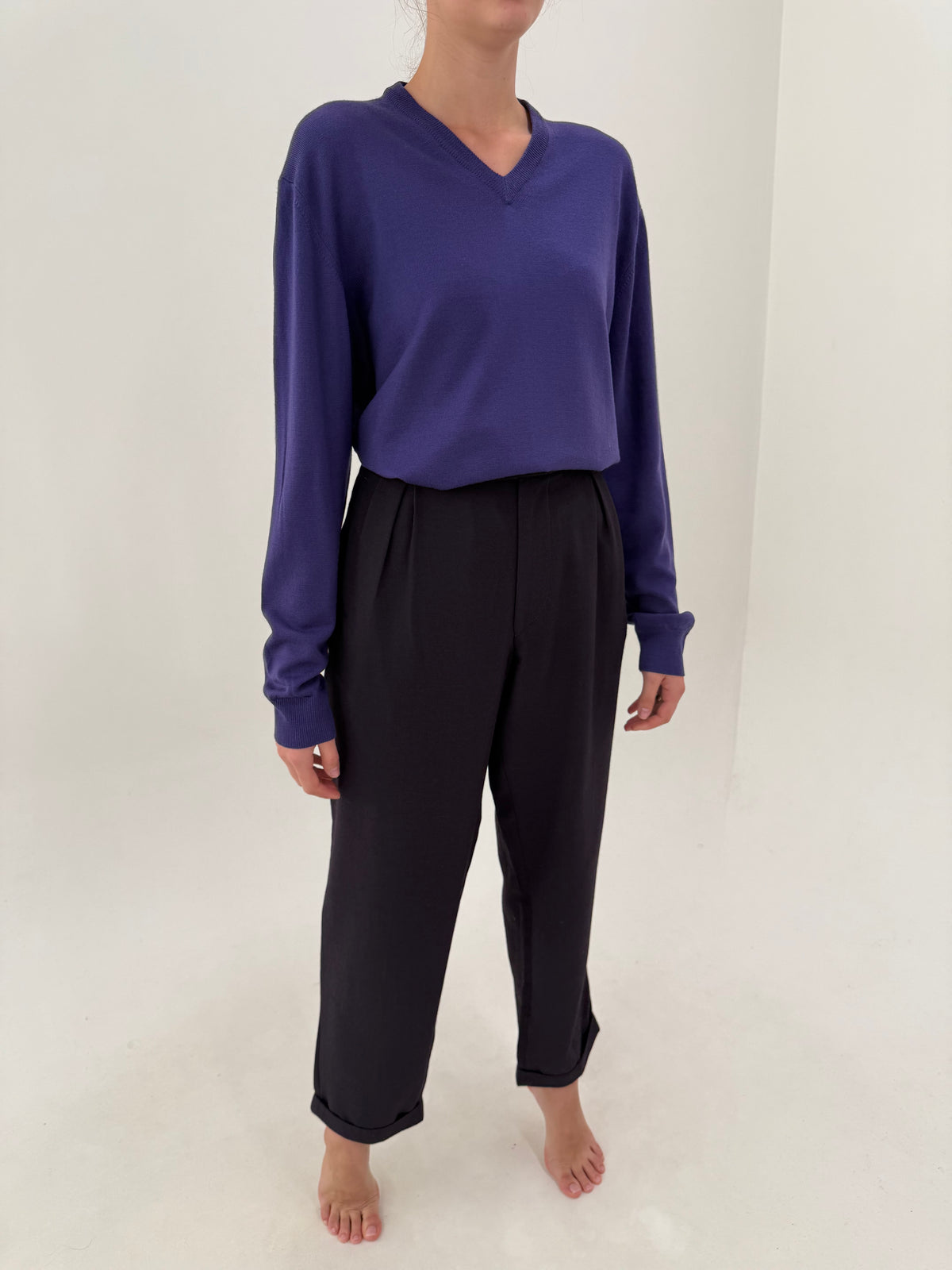 Costum vintage cu revere satinate dark eggplant din lana extrafina și pantaloni cu pense