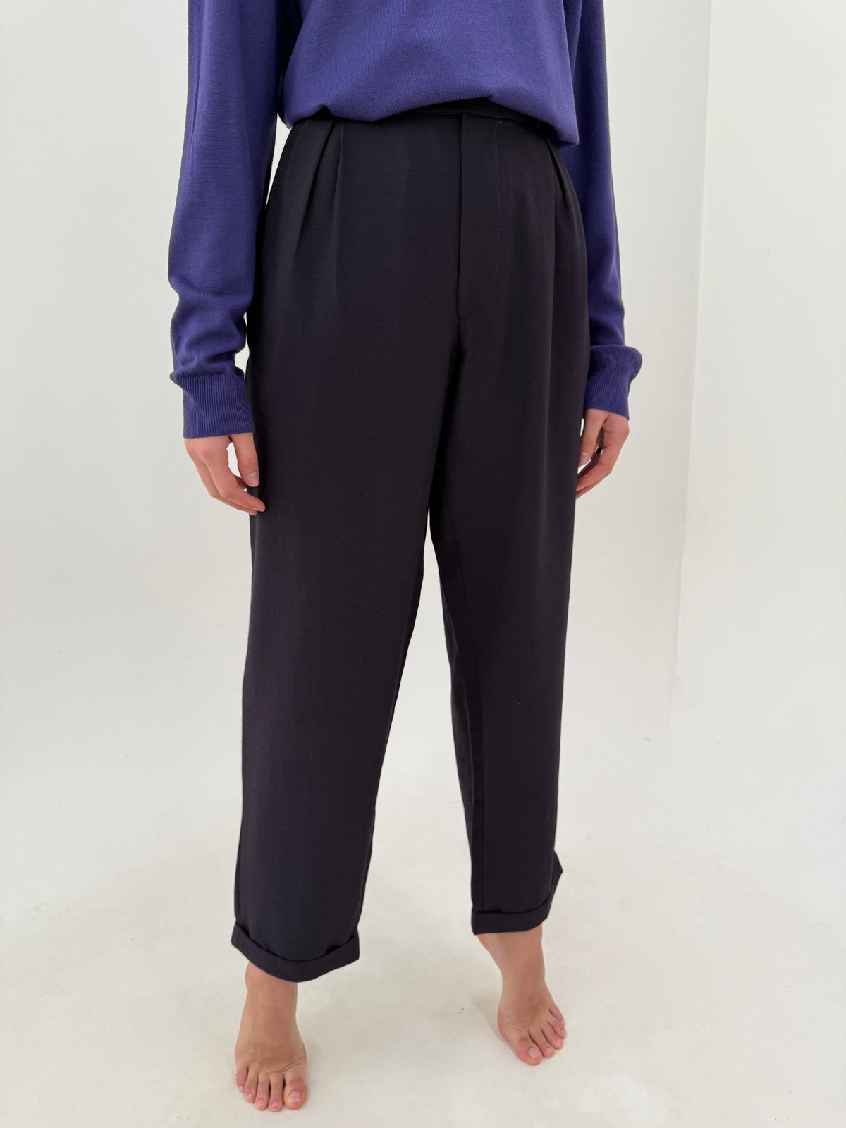 Costum vintage cu revere satinate dark eggplant din lana extrafina și pantaloni cu pense