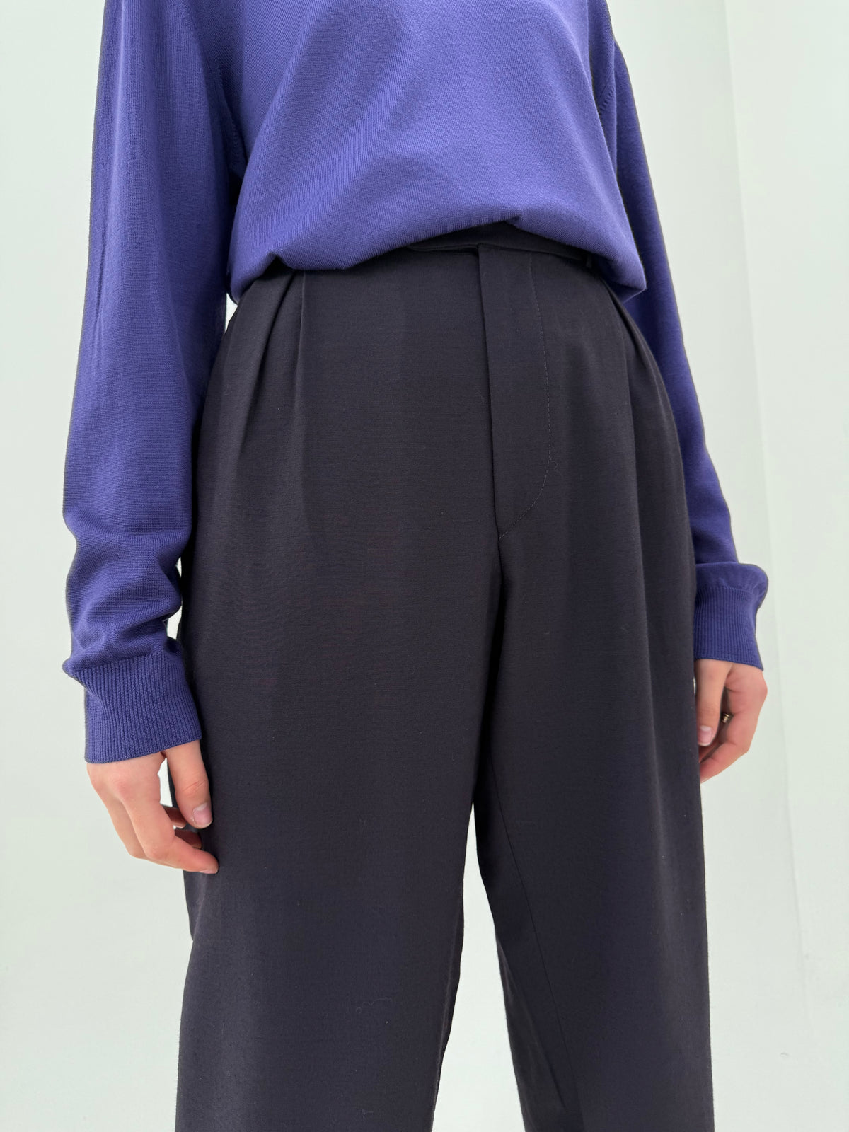 Costum vintage cu revere satinate dark eggplant din lana extrafina și pantaloni cu pense