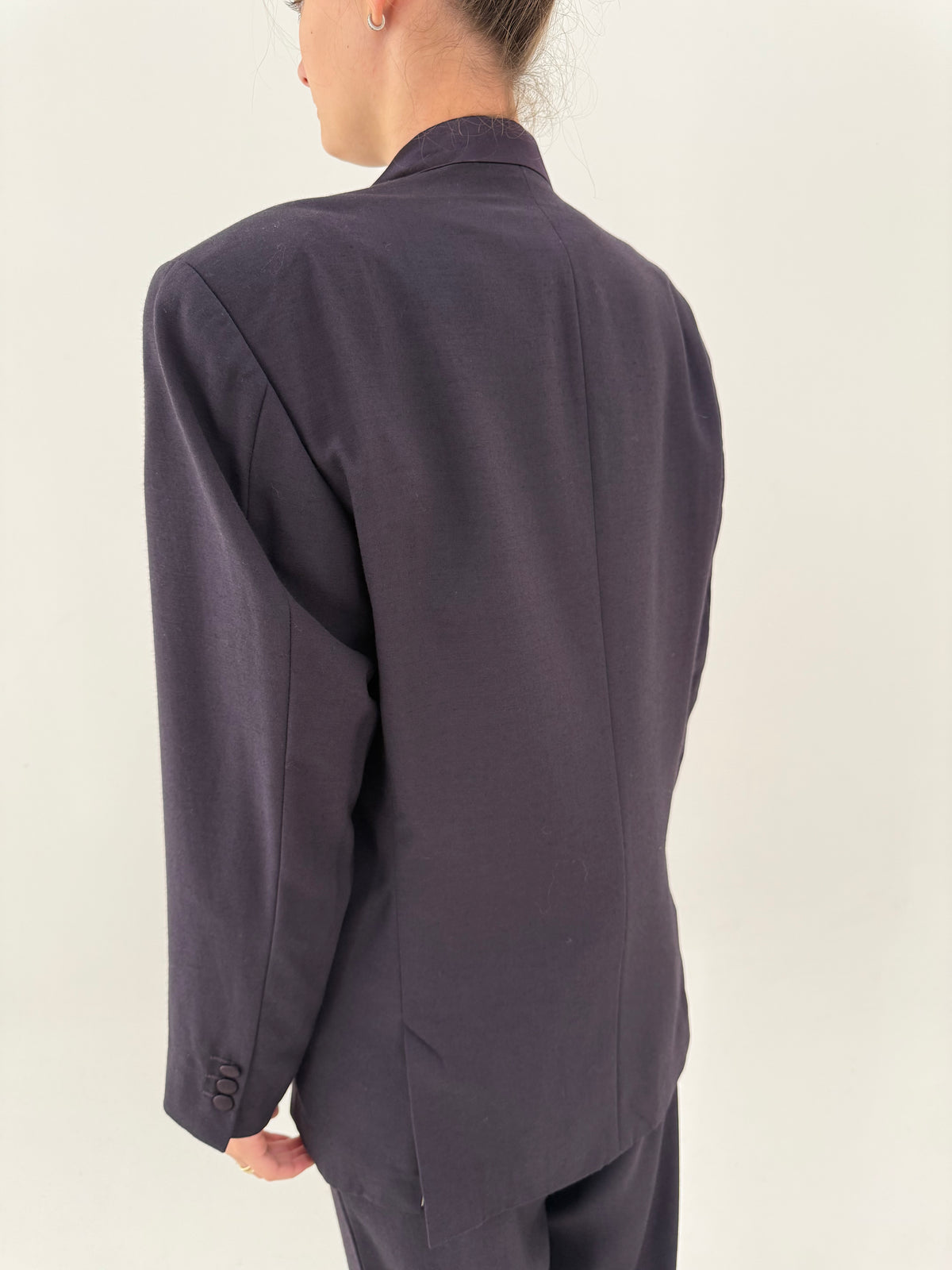 Costum vintage cu revere satinate dark eggplant din lana extrafina și pantaloni cu pense
