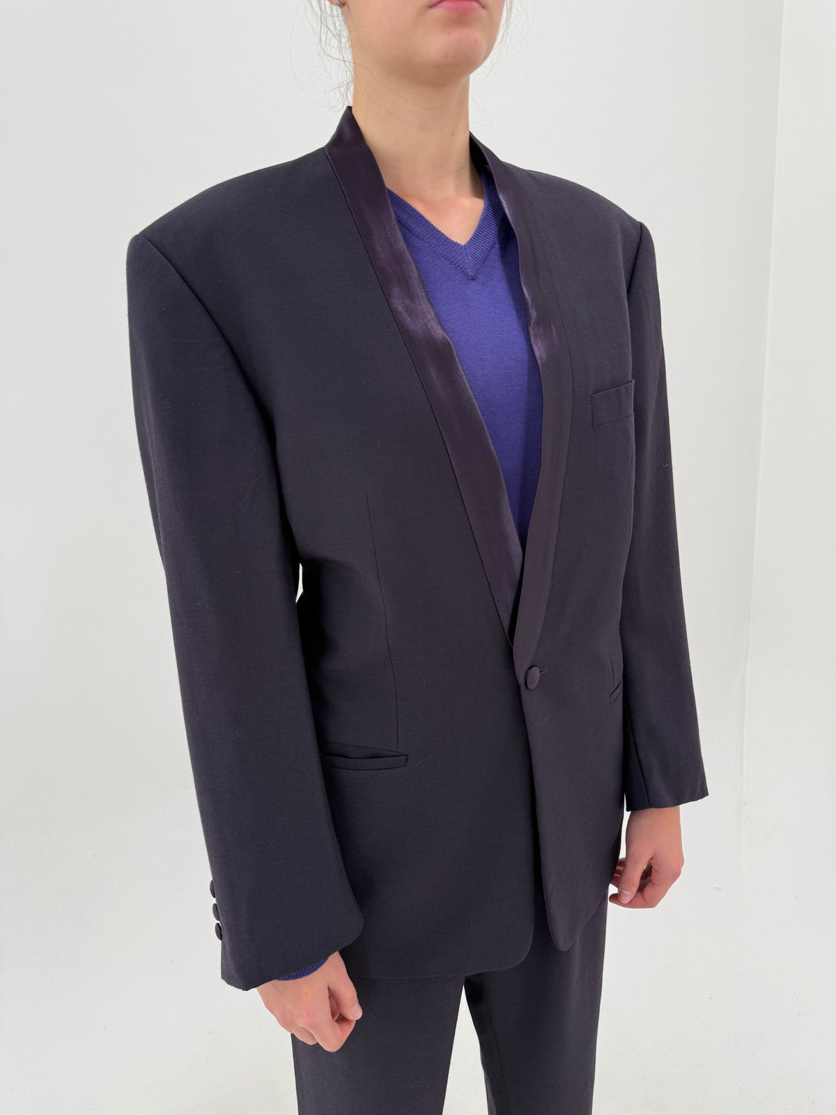 Costum vintage cu revere satinate dark eggplant din lana extrafina și pantaloni cu pense