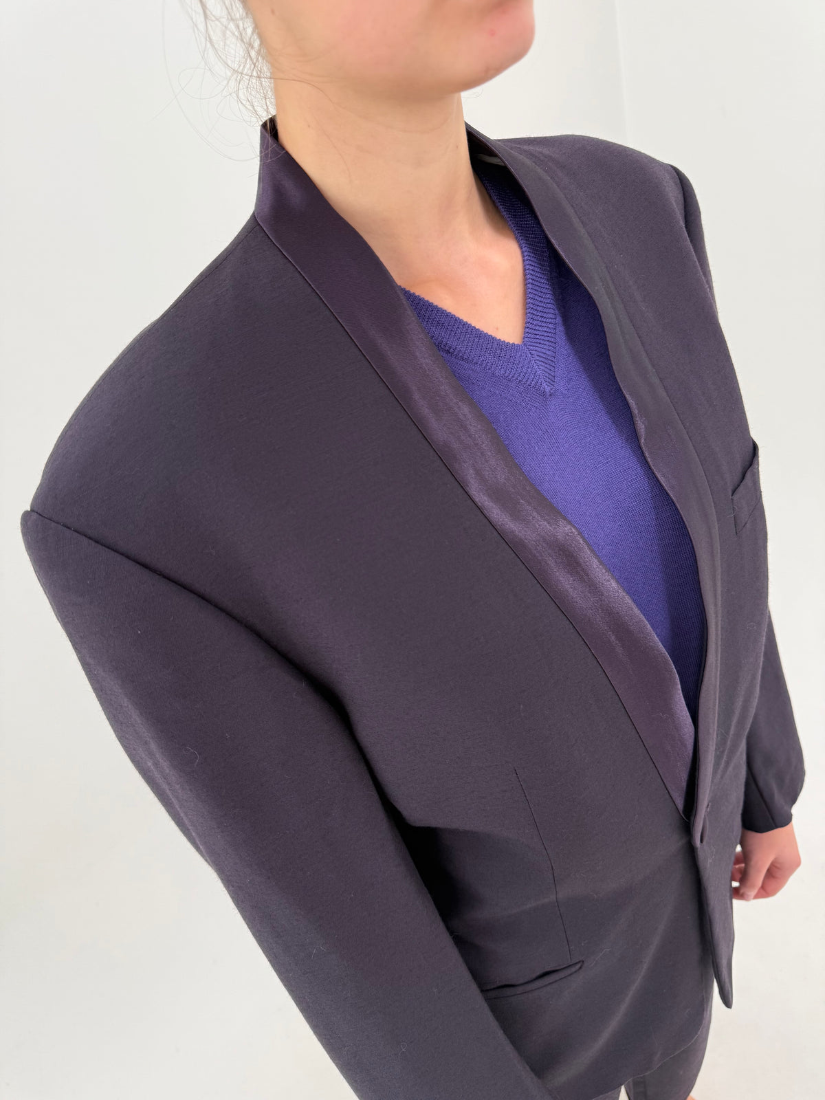 Costum vintage cu revere satinate dark eggplant din lana extrafina și pantaloni cu pense
